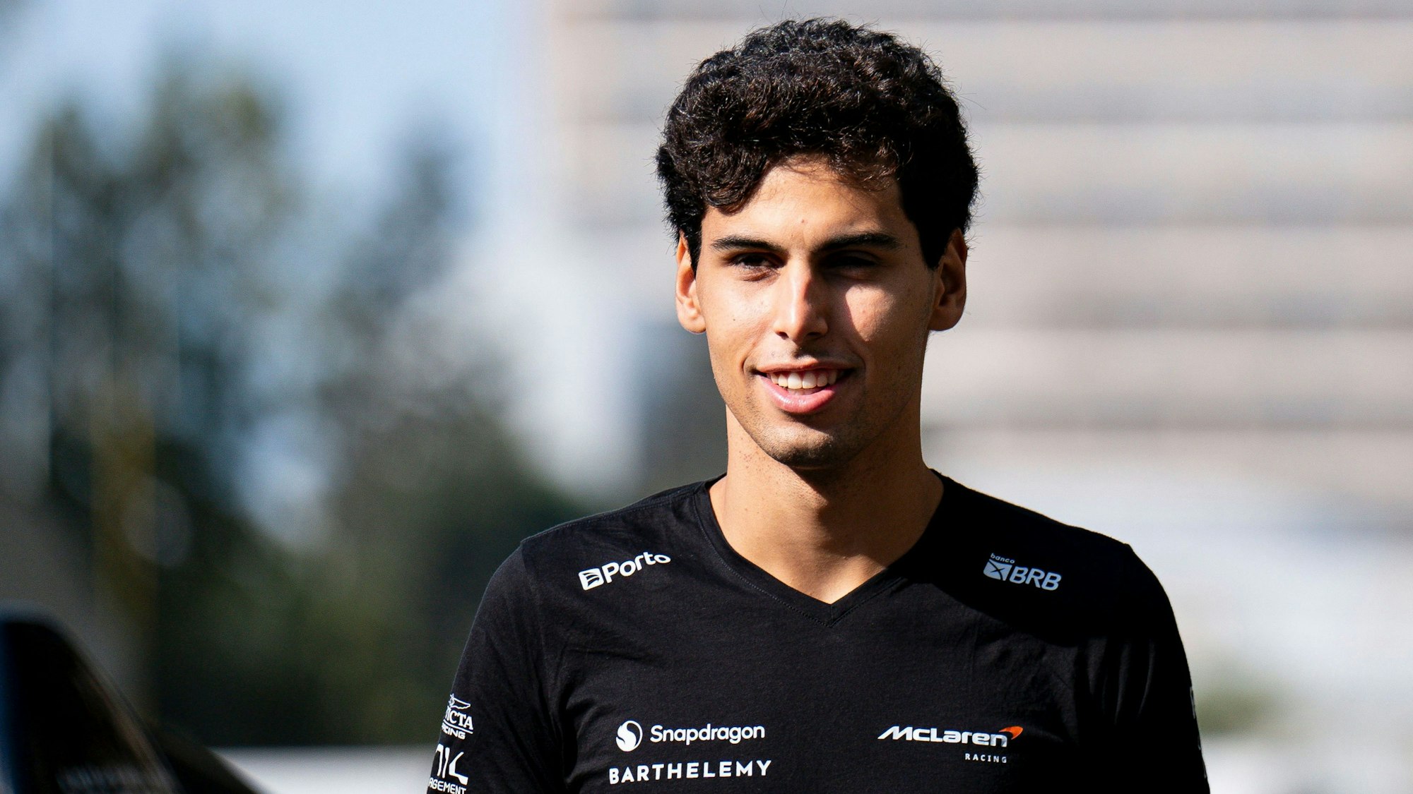 Der brasilianische Formel-2-Pilot Gabriel Bortoleto (Invicta Racing) steht bei den Vorbereitungen für die FIA Formel-2-Meisterschaft 2024 auf dem Baku City Circuit.