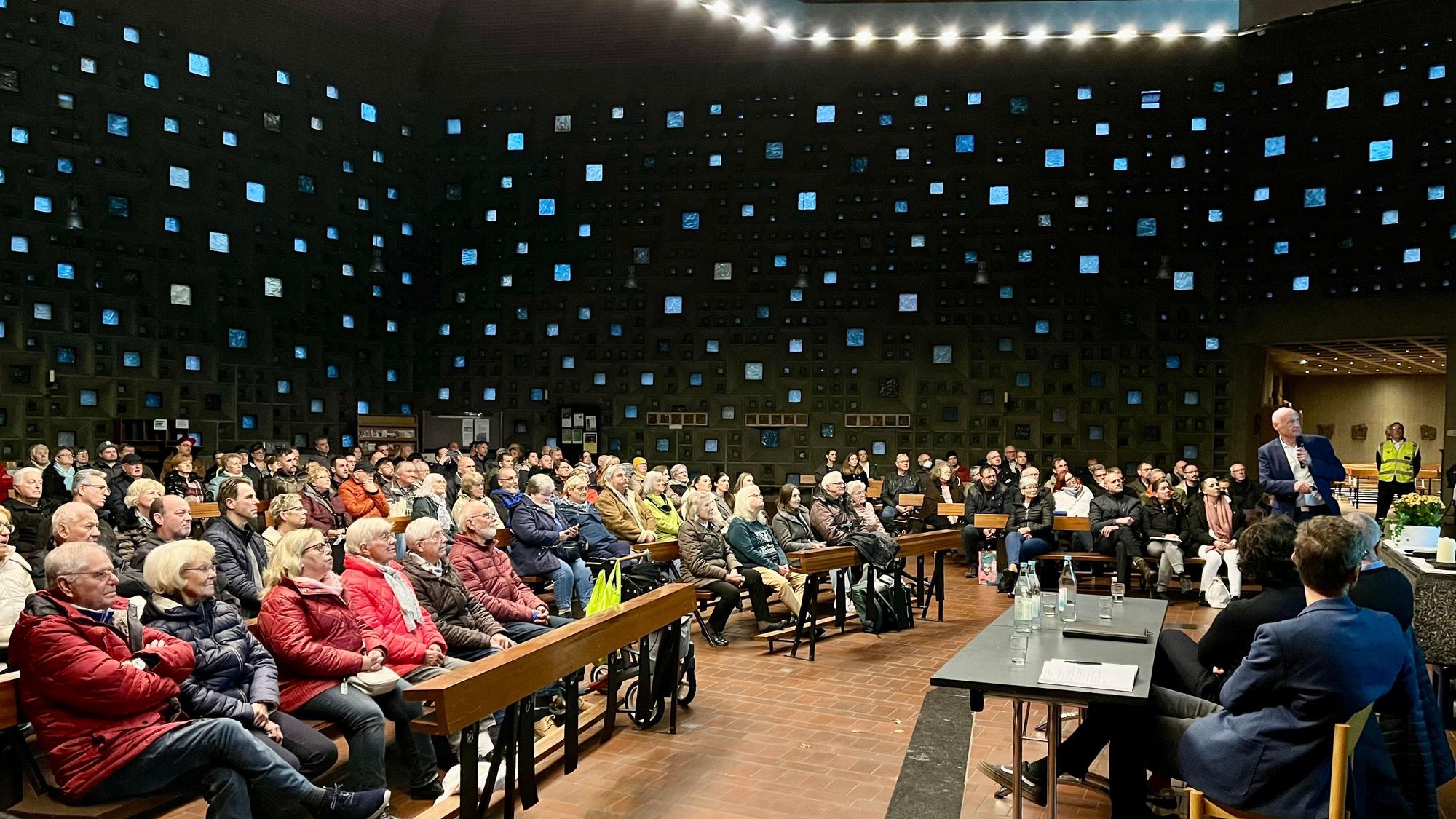 Viele Menschen bei einer Bürgerinfomation der WGL in der Kirche zum Heiligen Kreuz
