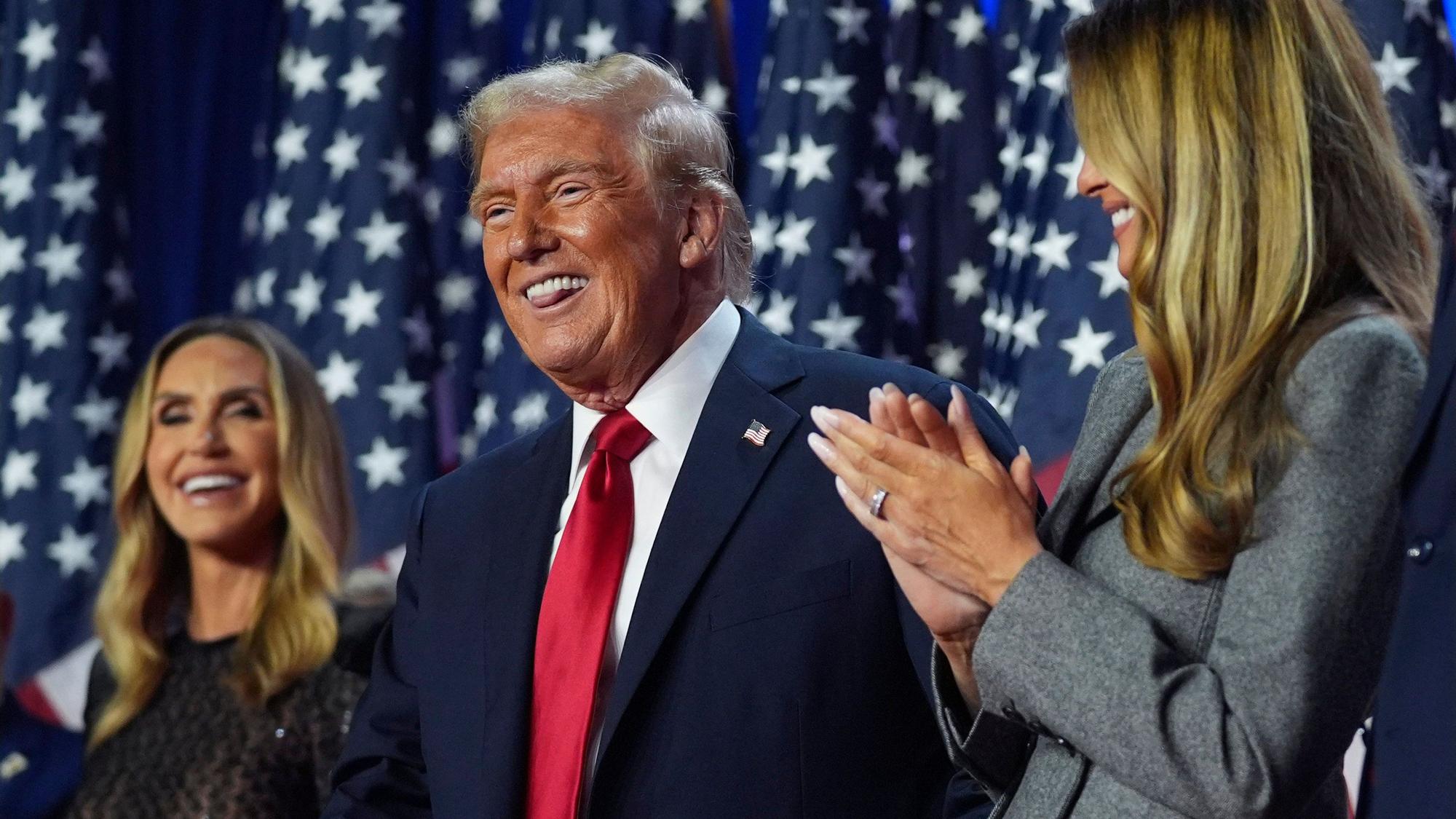 Präsidentschaftskandidat Donald Trump freut sich während einer Wahlparty über die Entwicklungen der US-Wahl.