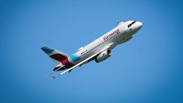 Ein Airbus A319 (Registrierung D-AGWF) der Fluggesellschaft Eurowings hebt ab – jetzt auch mit einem neuen Smoothie an Bord. (Symbolfoto)