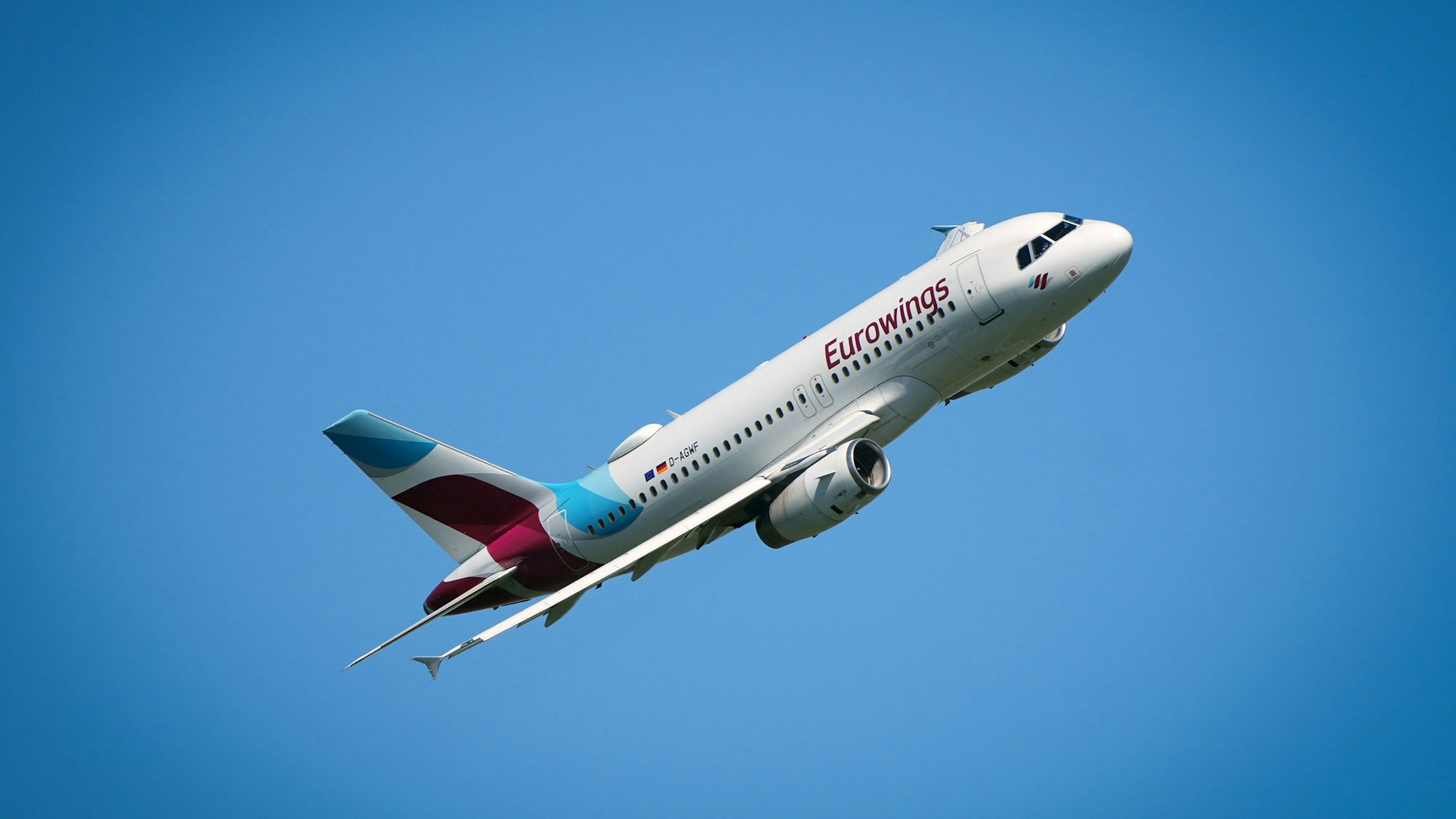 Ein Airbus A319 (Registrierung D-AGWF) der Fluggesellschaft Eurowings hebt ab – jetzt auch mit einem neuen Smoothie an Bord. (Symbolfoto)