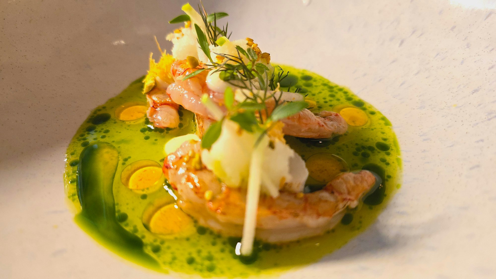 Rote Gamberoni, gebeizt und geflämmt, mit Kohlrabisalat, Pistazien und Apfel-Meerrettich-Vinaigrette