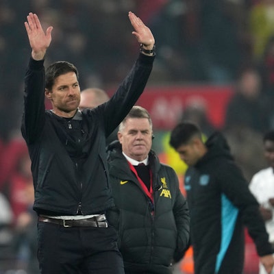 Leverkusens Trainer Xabi Alonso genoss die freundlichen Gesten der Liverpooler Fans, dennoch überwog letztlich der Schmerz der Niederlage.