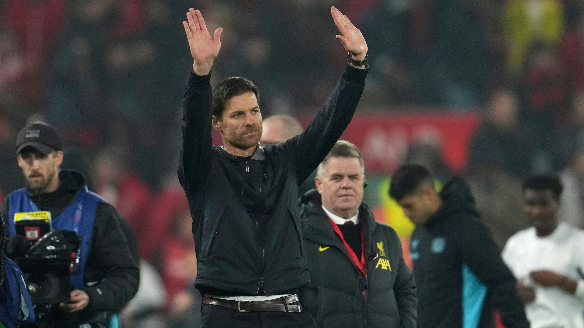 Leverkusens Trainer Xabi Alonso genoss die freundlichen Gesten der Liverpooler Fans, dennoch überwog letztlich der Schmerz der Niederlage.