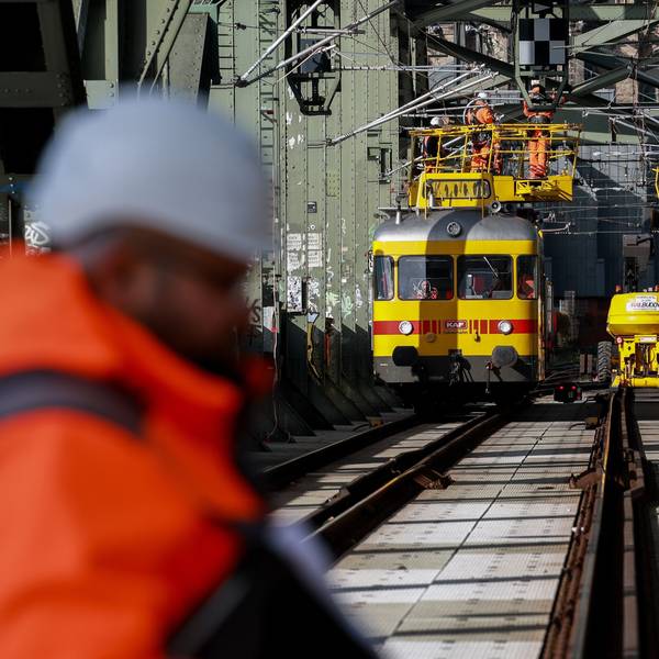 30.09.2024, Köln: Die Deutsche Bahn baut auf der Hohenzollernbrücke neue Signalbrücken für das elektronische Stellwerk.
copyright Michael Bause
