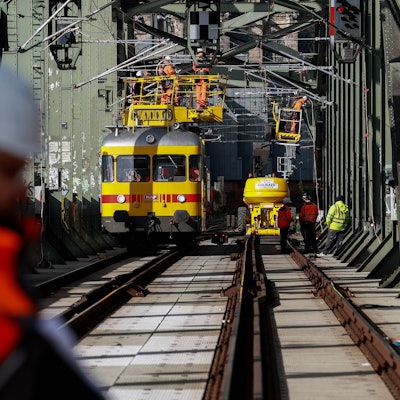 Die Deutsche Bahn baut auf der Hohenzollernbrücke neue Signalbrücken für das elektronische Stellwerk.