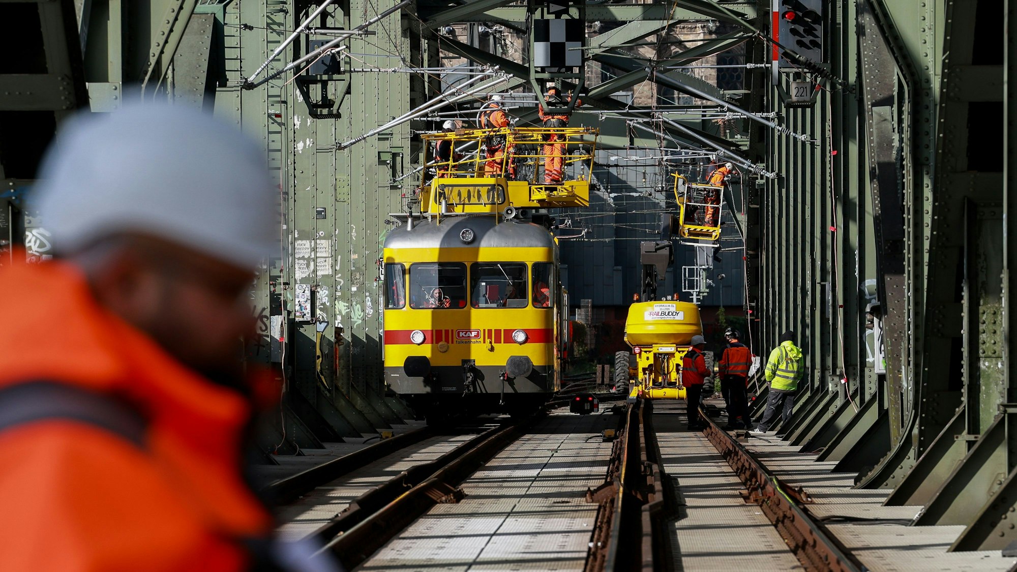 Die Deutsche Bahn baut auf der Hohenzollernbrücke neue Signalbrücken für das elektronische Stellwerk.
