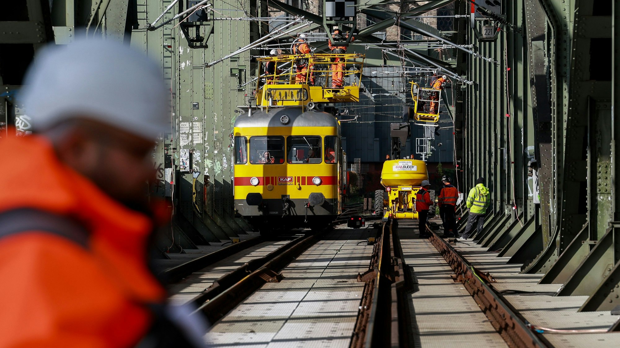 30.09.2024, Köln: Die Deutsche Bahn baut auf der Hohenzollernbrücke neue Signalbrücken für das elektronische Stellwerk.
copyright Michael Bause