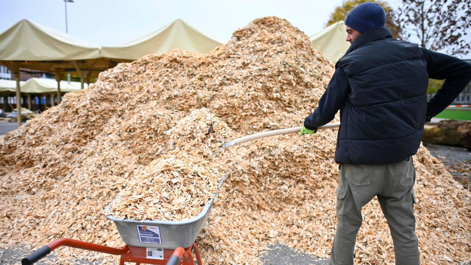 Ein Berg Holzhackschnitzel.