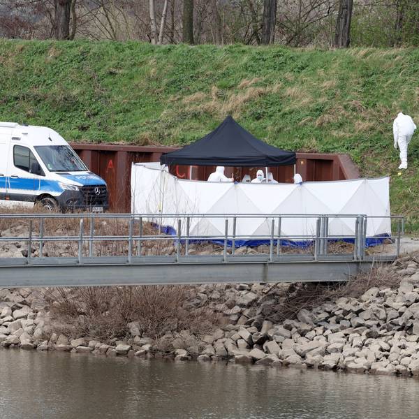 Beamte der Spurensicherung untersuchen im März 2024 den Tatort im Mülheimer Hafen.