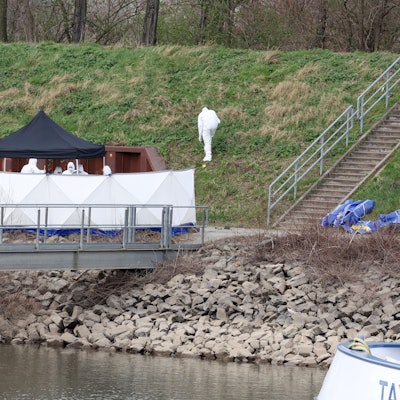 Beamte der Spurensicherung untersuchen im März 2024 den Tatort im Mülheimer Hafen.