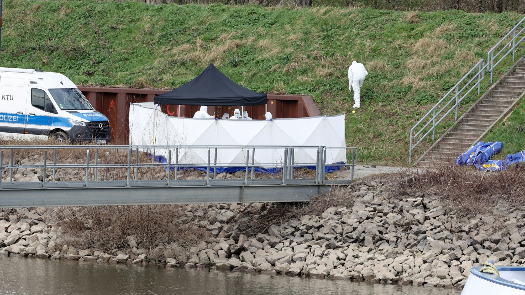 Beamte der Spurensicherung untersuchen im März 2024 den Tatort im Mülheimer Hafen.