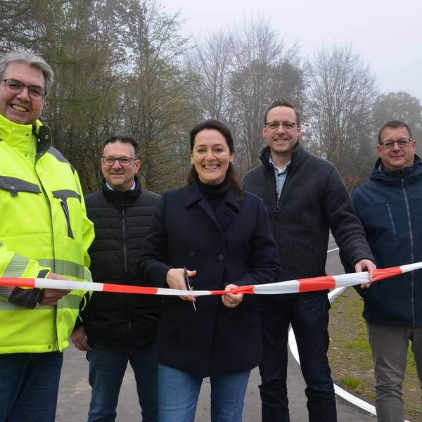 Am Donnerstag haben Waldbröls Bürgermeisterin Larissa Weber sowie Planer Jörg Timmermann (Büro Schumacher, von links), Markus Mitze (Stadtwerke Waldbröl), Jan Kiefer und Maik Simon (beide Stadtverwaltung) das letzte Stück der Lise-Meitner-Straße eingeweiht. Unser Foto zeigt die Gruppe beim Zerschneiden eines Flatterbandes.