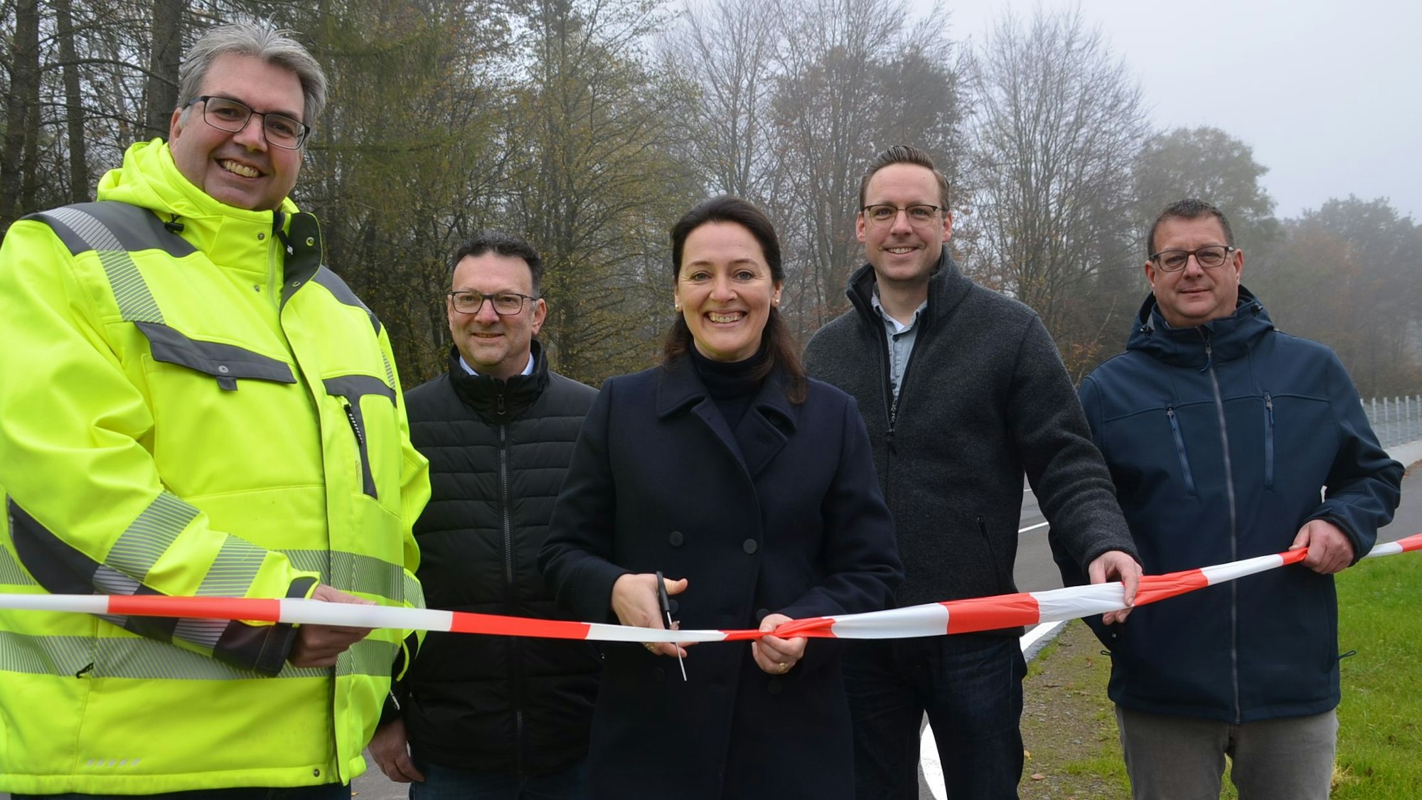 Am Donnerstag haben Waldbröls Bürgermeisterin Larissa Weber sowie Planer Jörg Timmermann (Büro Schumacher, von links), Markus Mitze (Stadtwerke Waldbröl), Jan Kiefer und Maik Simon (beide Stadtverwaltung) das letzte Stück der Lise-Meitner-Straße eingeweiht. Unser Foto zeigt die Gruppe beim Zerschneiden eines Flatterbandes.