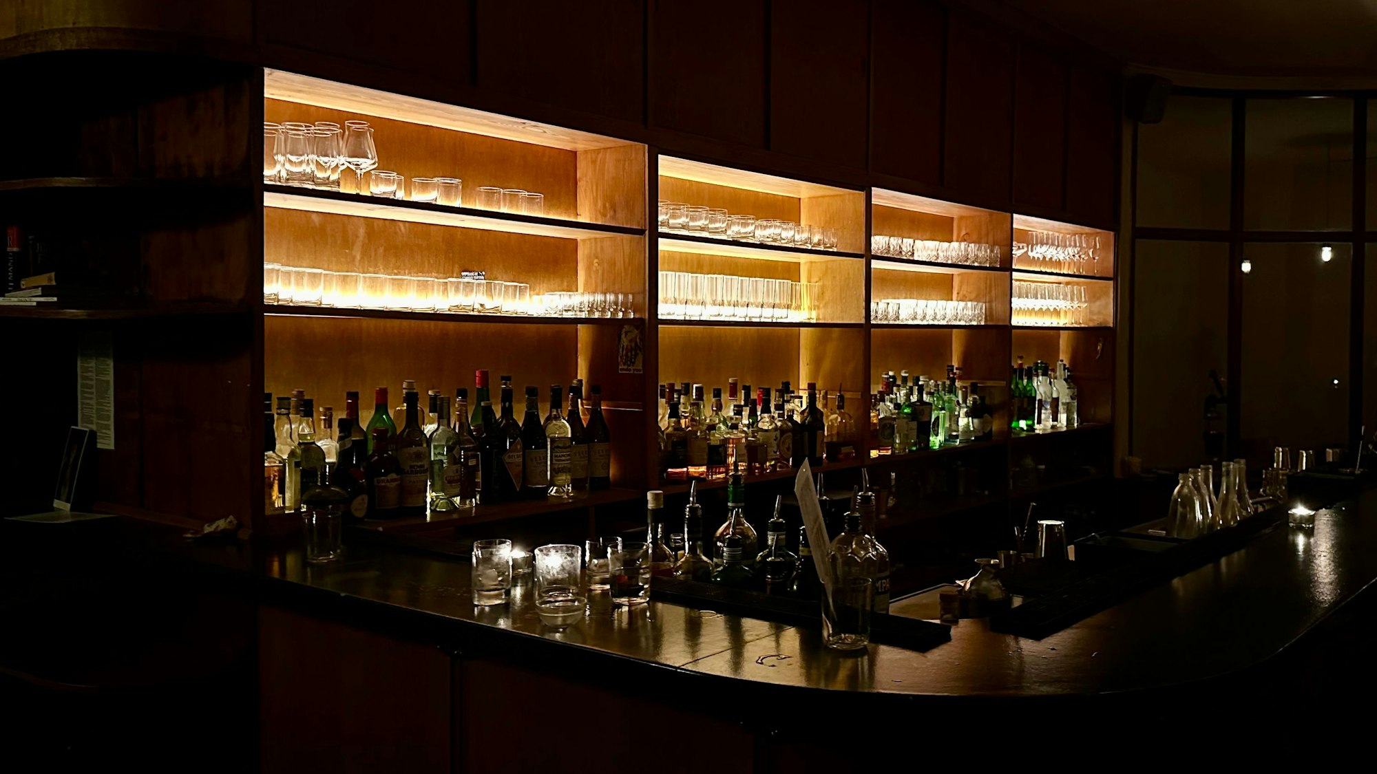 Die spärlich beleuchtete Theke der MD Bar