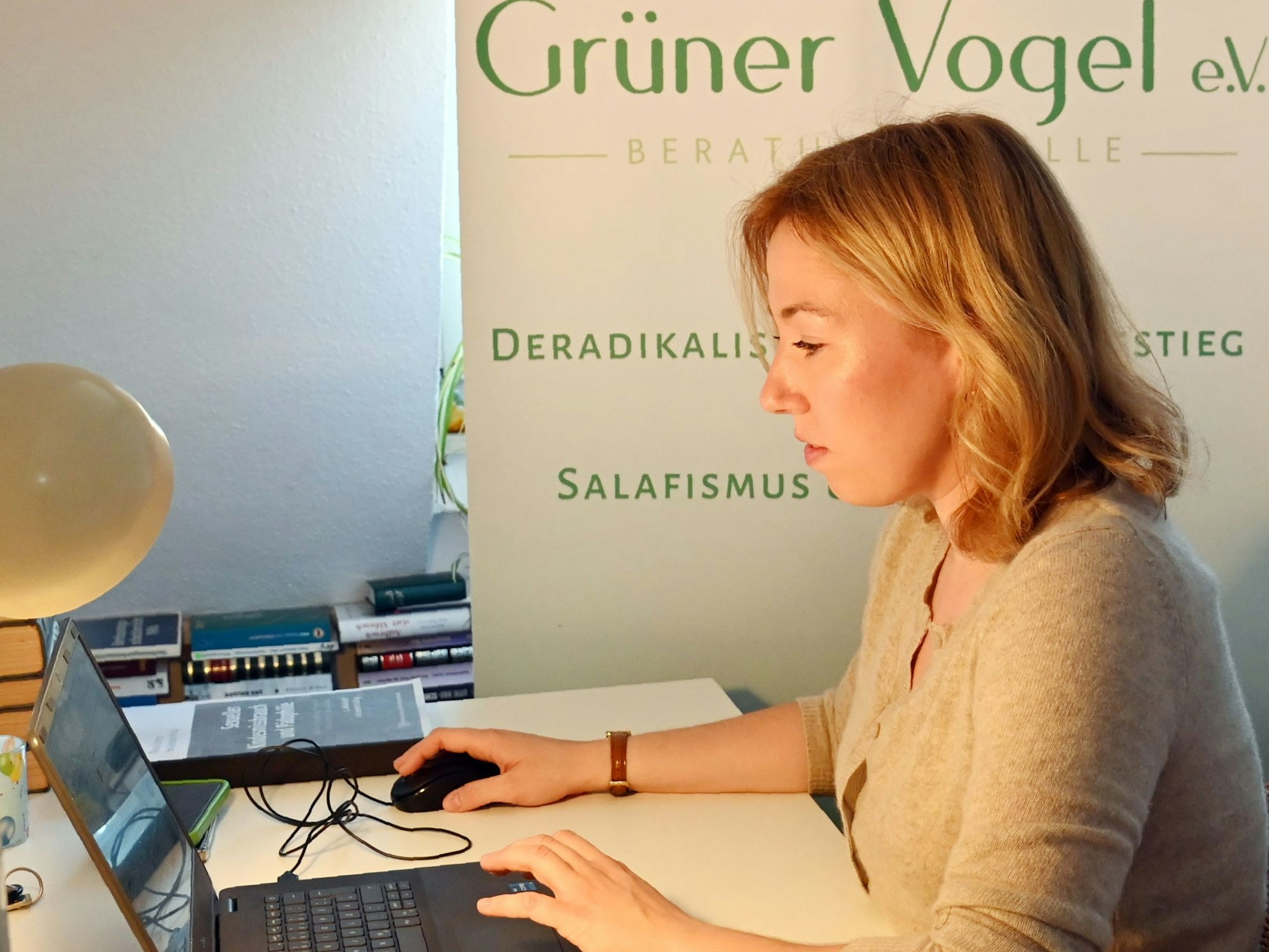 31.10.2024 Bonn. Franziska Frosch von der Beratungsstelle Leben vom Grünen Vogel in Bonn. Sie berät Menschen und Angehörige, die sich islamistisch, salafistisch oder jihadistisch radikalisiert haben. Foto: Alexander Schwaiger