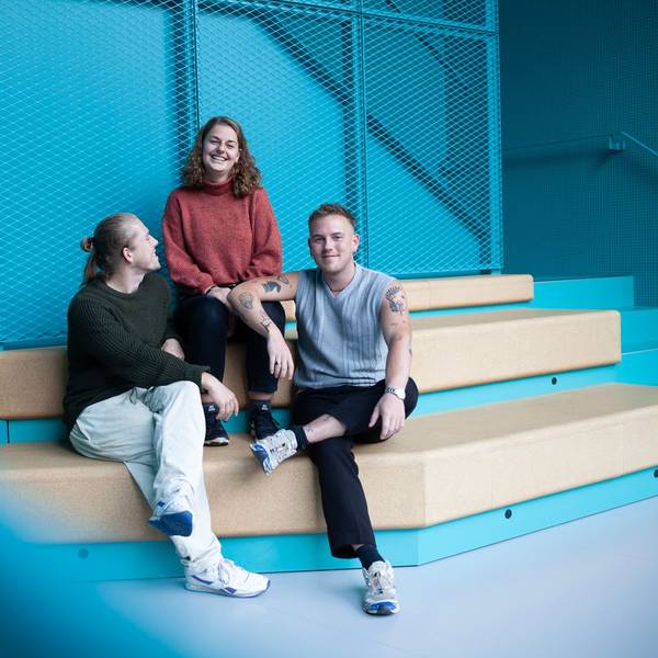 Die Gründer von Save the Grain, Marvin Maul, Lenia Römer und Robin Schallenberg, sitzen auf Sofa zusammen.