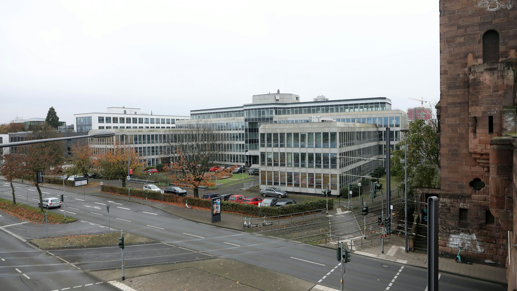 Das Bürogebäude am Gustav-Heinemann-Ufer 54.