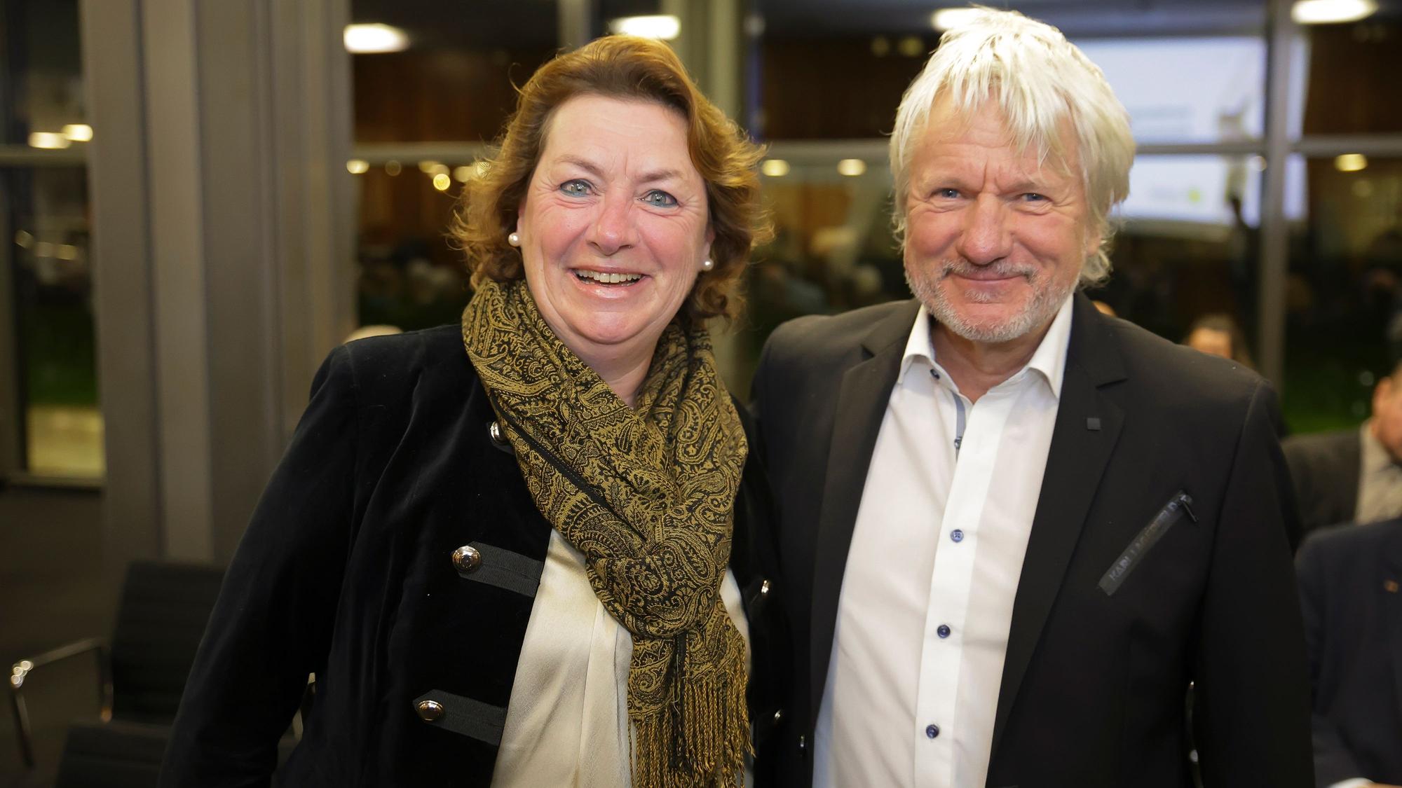 Jürgen Becker kämpfe für Demokratie, lobt Anne Henk-Hollstein.