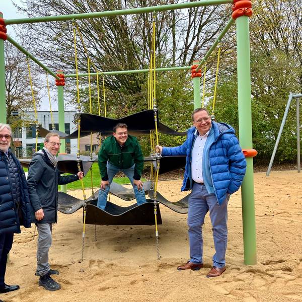 Vier Männer auf Spielplatz