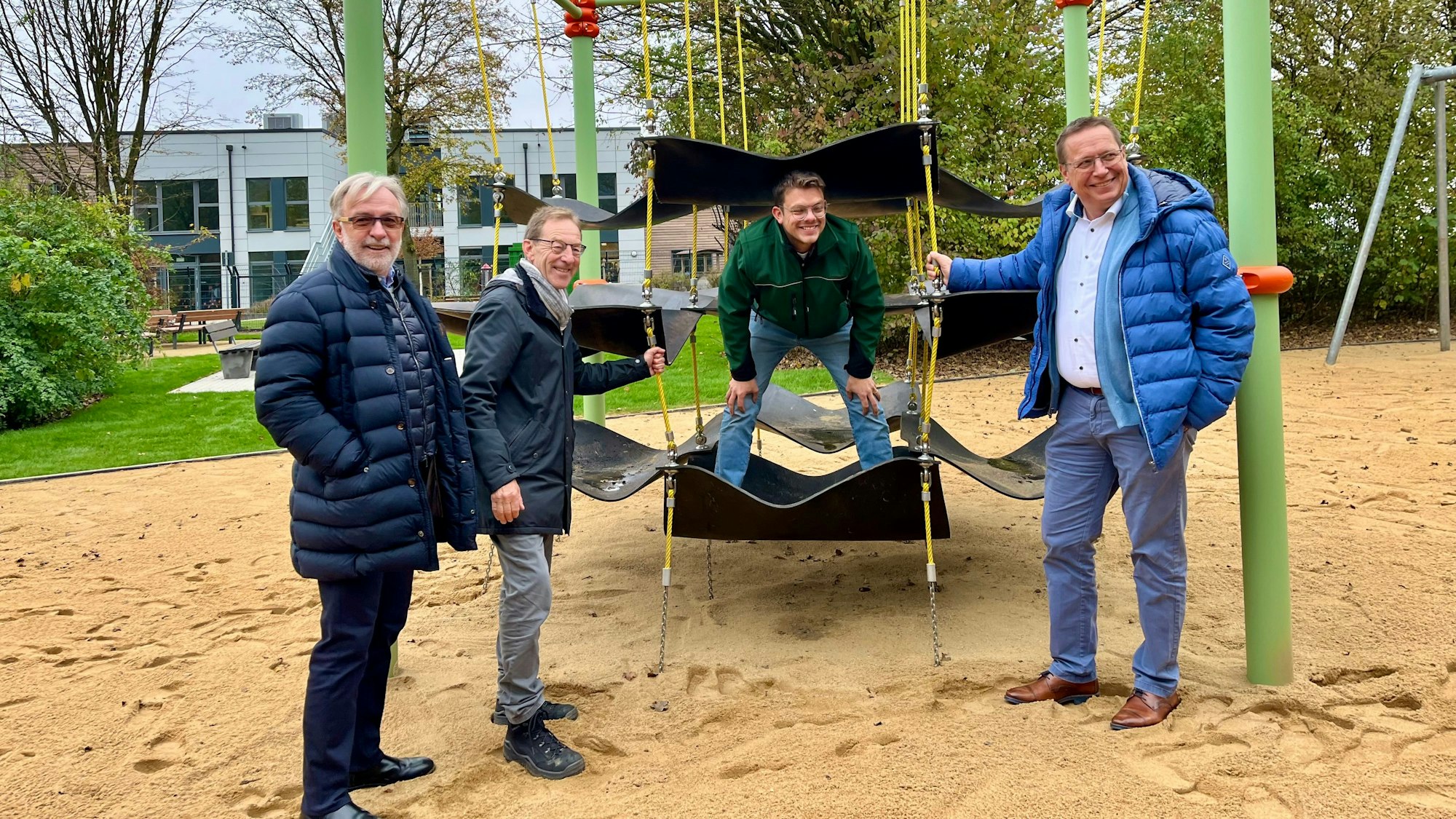 Vier Männer auf Spielplatz
