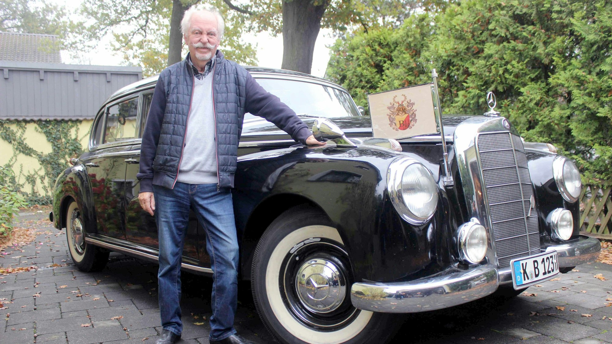 Wenn Jost Brodbeck seine selbst gestaltete Standarte anschraubt, wirkt der Benz noch staatstragender.
