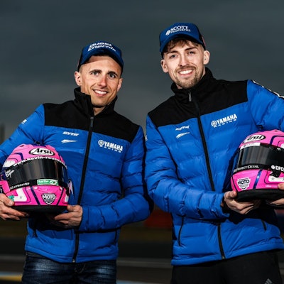 Zu sehen sind zwei Fahrer der Seitenwagen-WM.