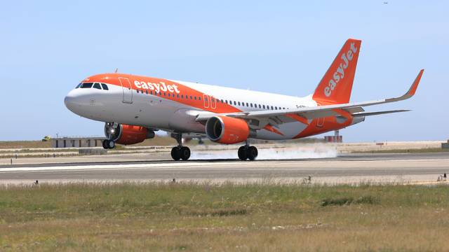 Eine Easyjet-Maschine auf dem Rollfeld.