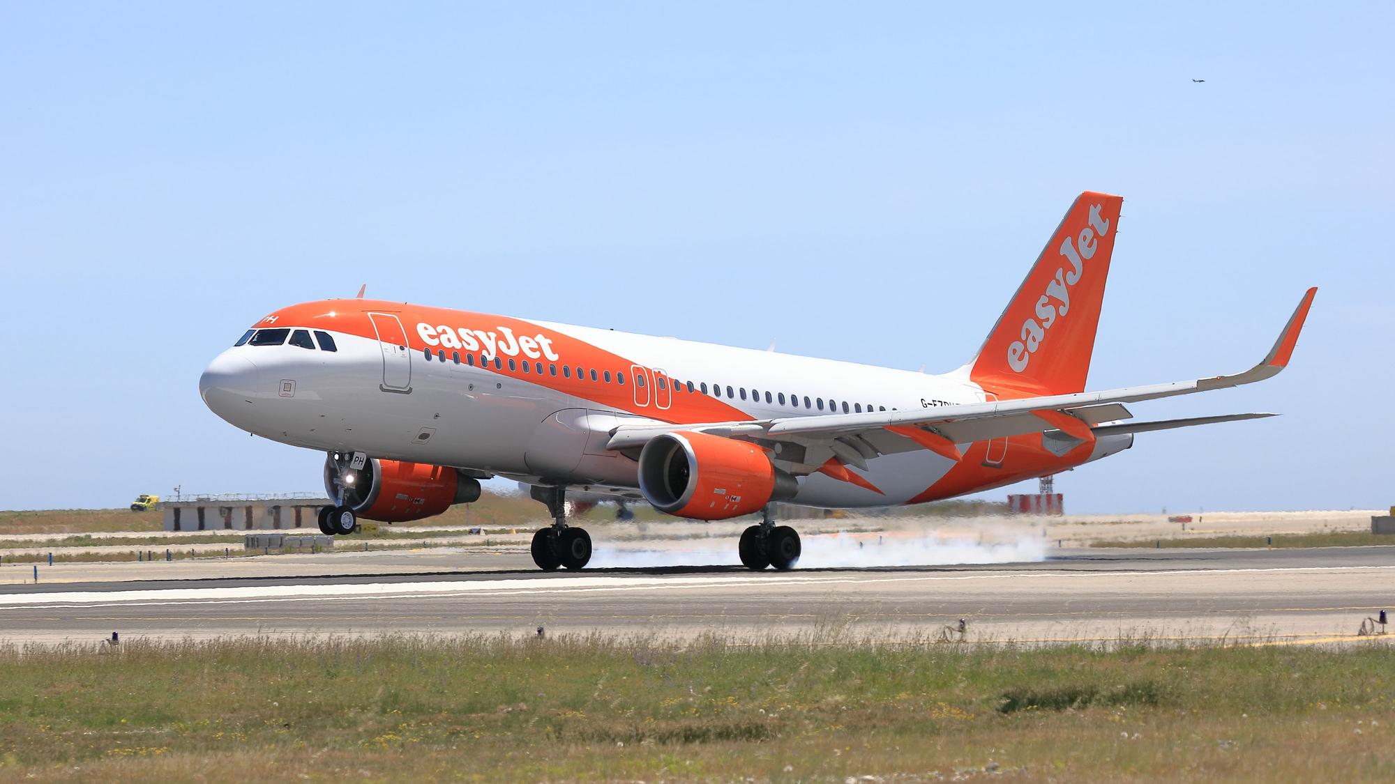 Eine Easyjet-Maschine auf dem Rollfeld.