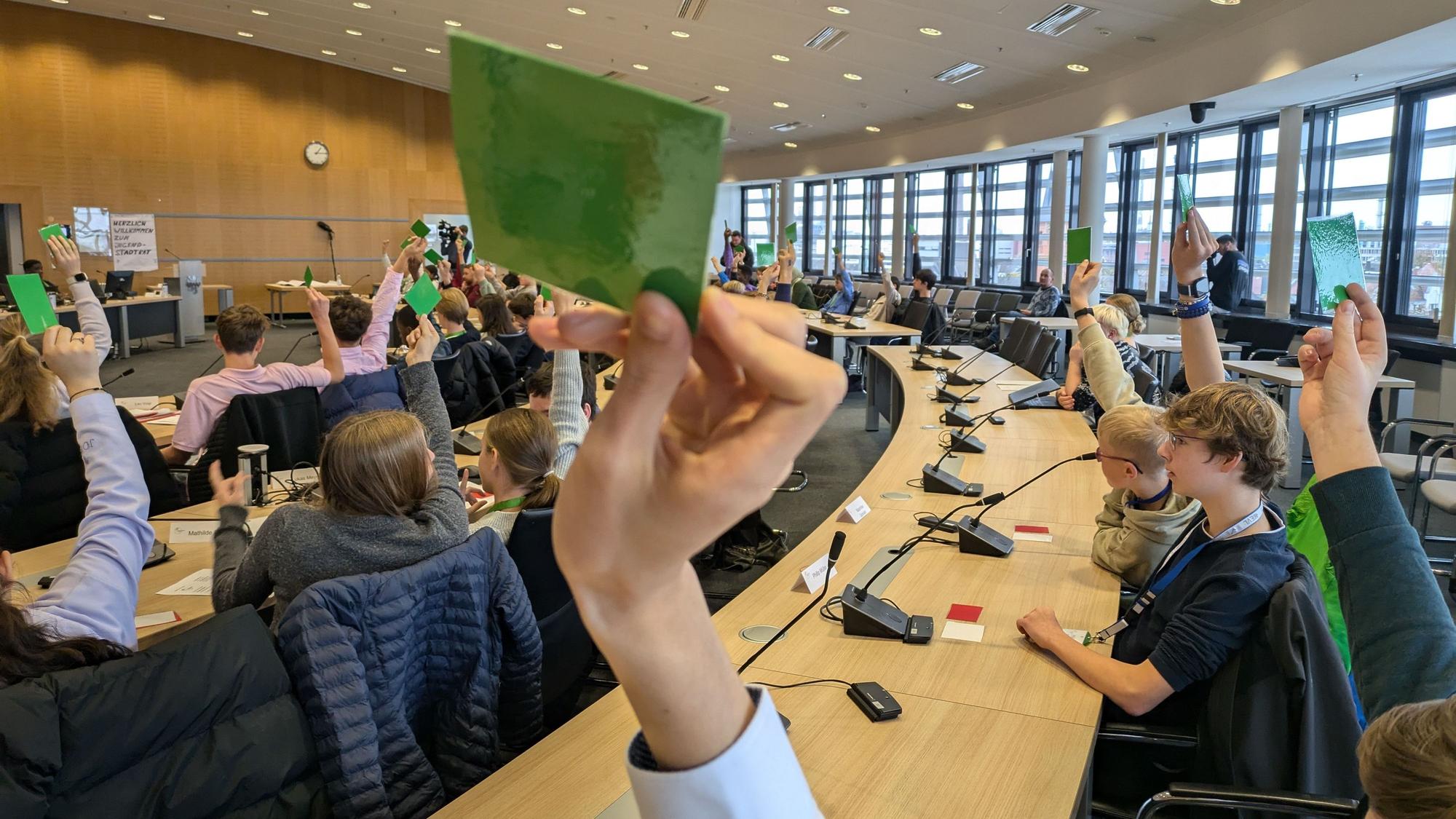 Die Teilnehmenden des Jugendstadtrates in Leverkusen stimmen ab.