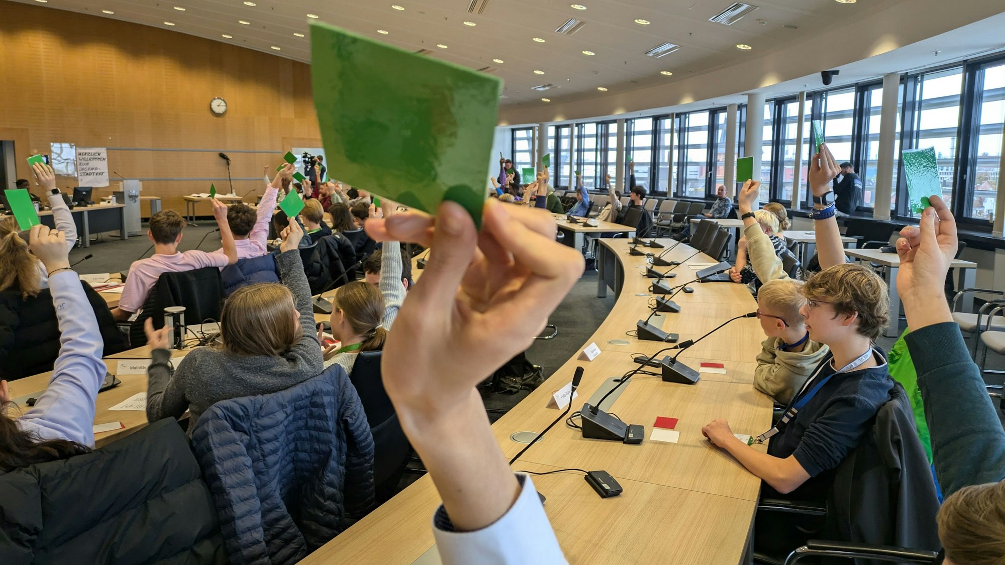Die Teilnehmenden des Jugendstadtrates in Leverkusen stimmen ab.