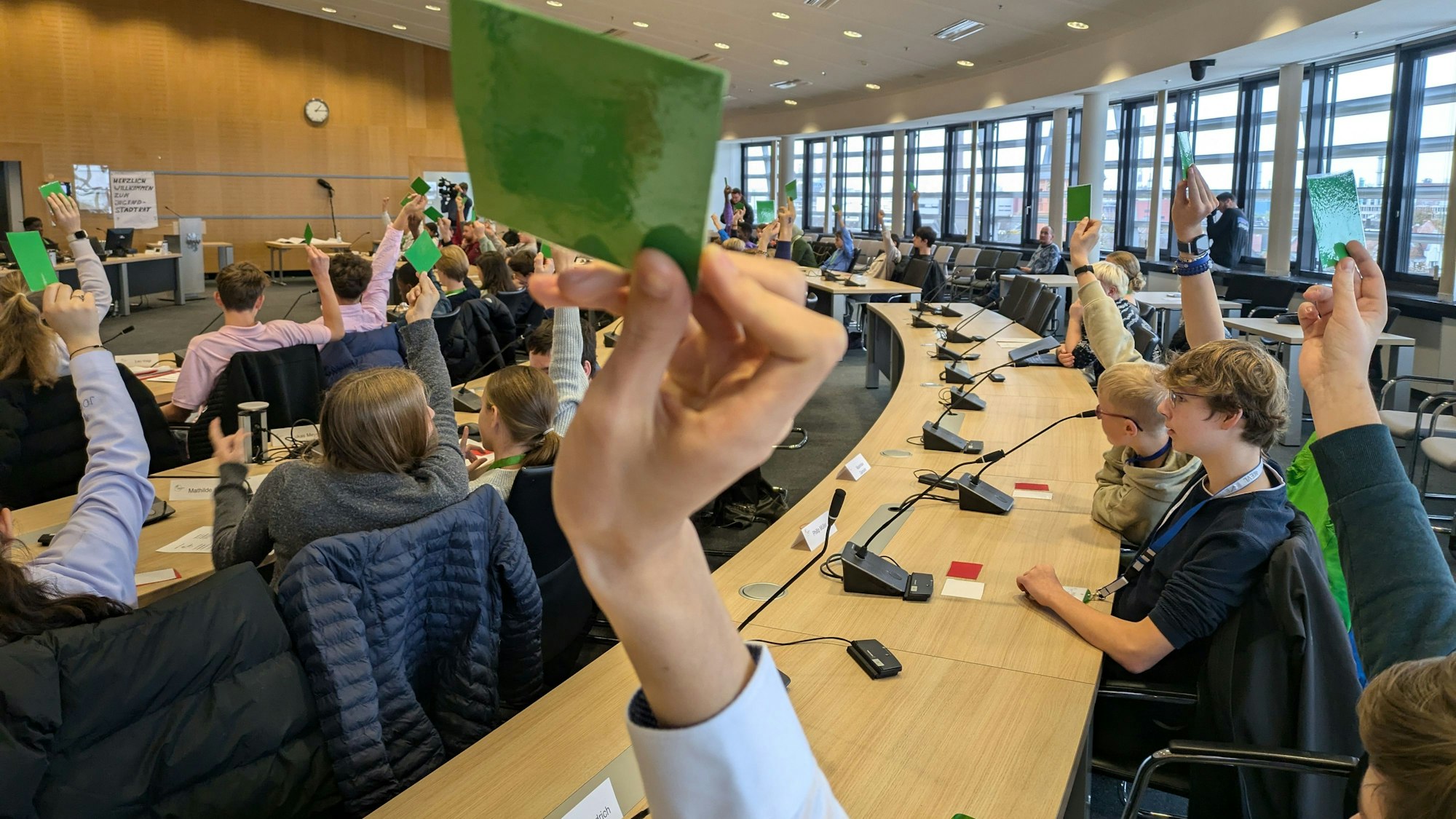 Jugendliche im Ratssaal