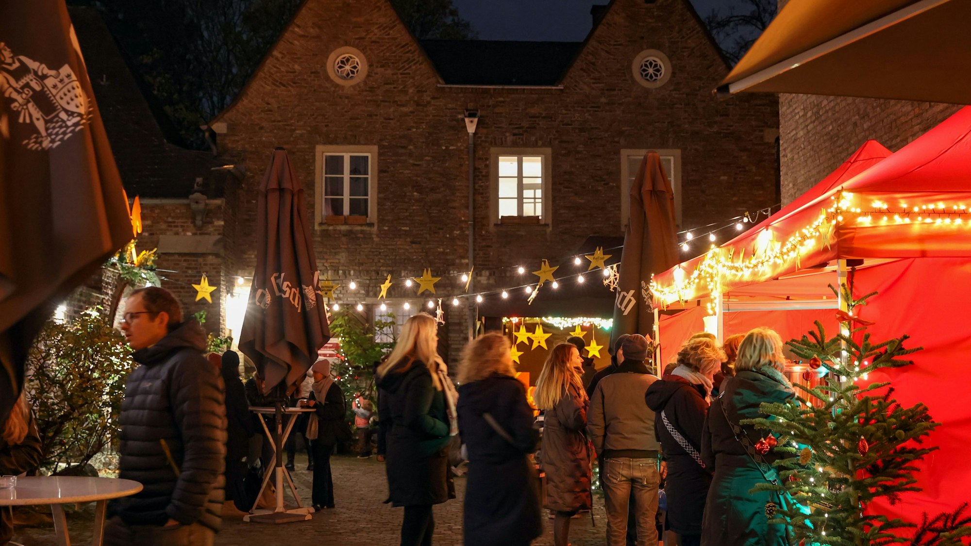 Köln:
Der kleinste Weihnachtsmarkt der Stadt in der Kartäuserkirche