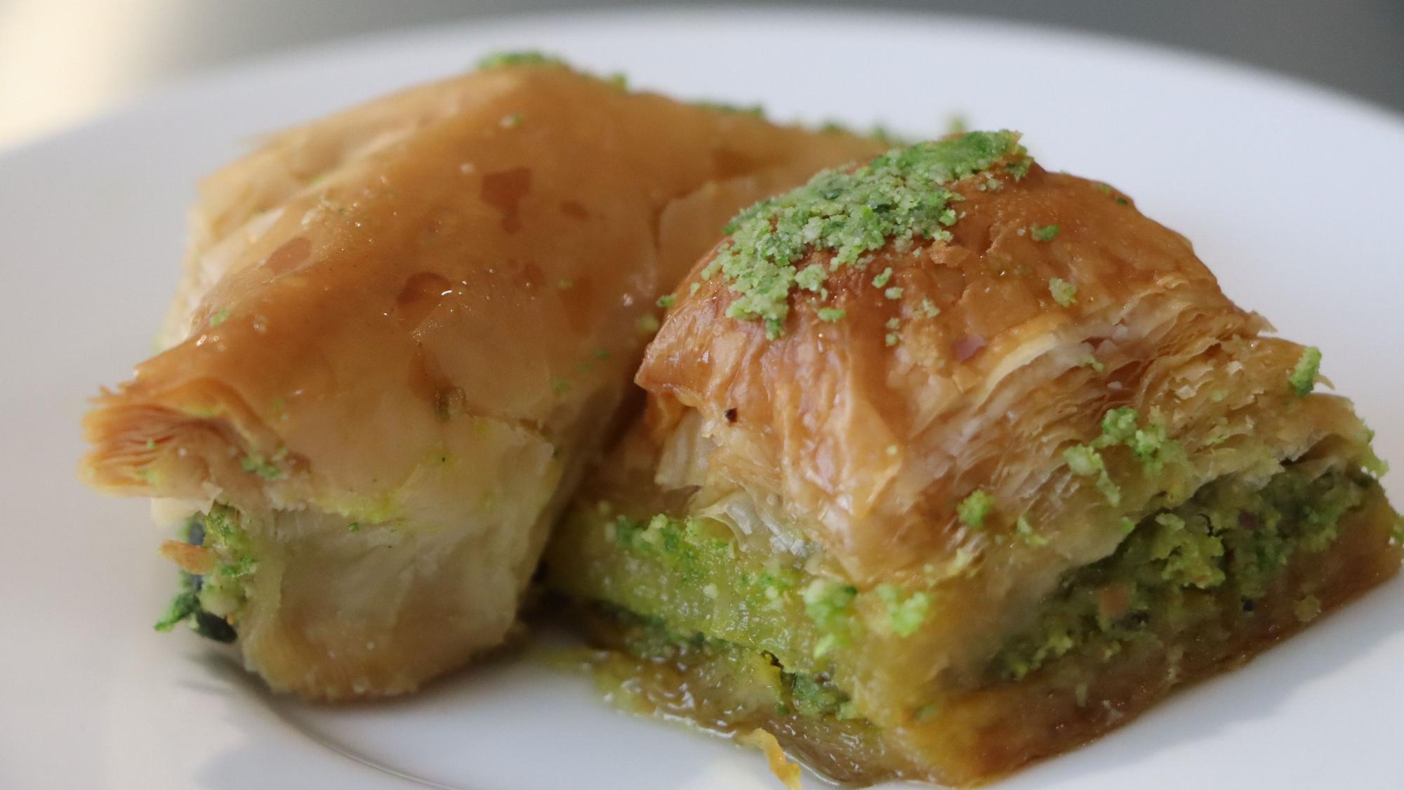 Baklavas in Nahaufnahme auf einem weißen Teller