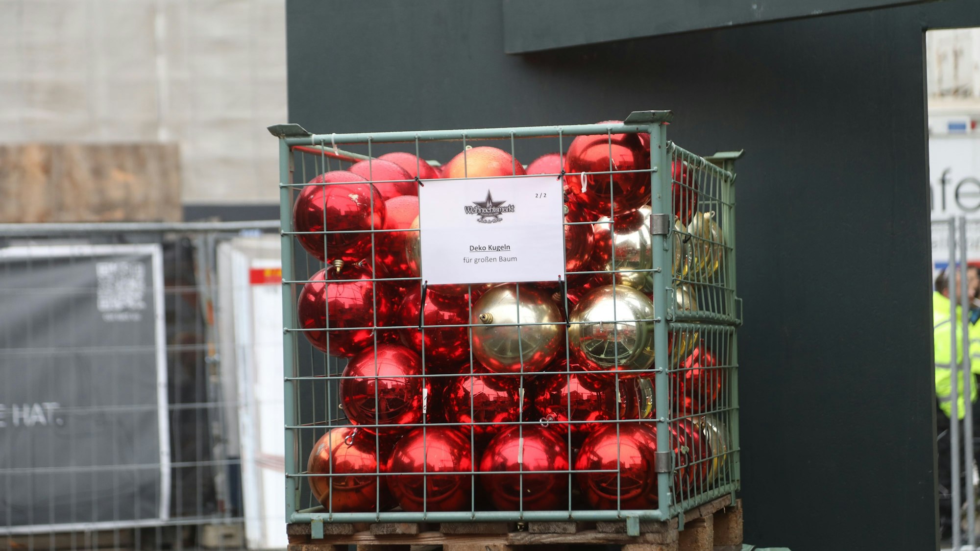 Für den Weihnachtsbaum am Dom werden XXL Weihnachtskugeln benötigt.