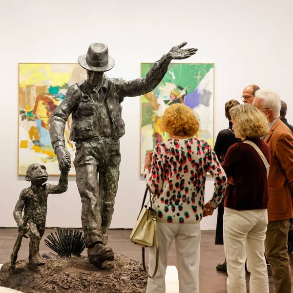 07.11.2024, Nordrhein-Westfalen, Köln: Besucher der Art Cologne Kunstmesse stehen vor einer Skulptur von Jörg Immendorff mit dem Titel: ·Joseph Beuys mit Affe·. Foto: Thomas Banneyer/dpa - ACHTUNG: Nur zur redaktionellen Verwendung im Zusammenhang mit der Berichterstattung und nur mit vollständiger Nennung des vorstehenden Credits +++ dpa-Bildfunk +++