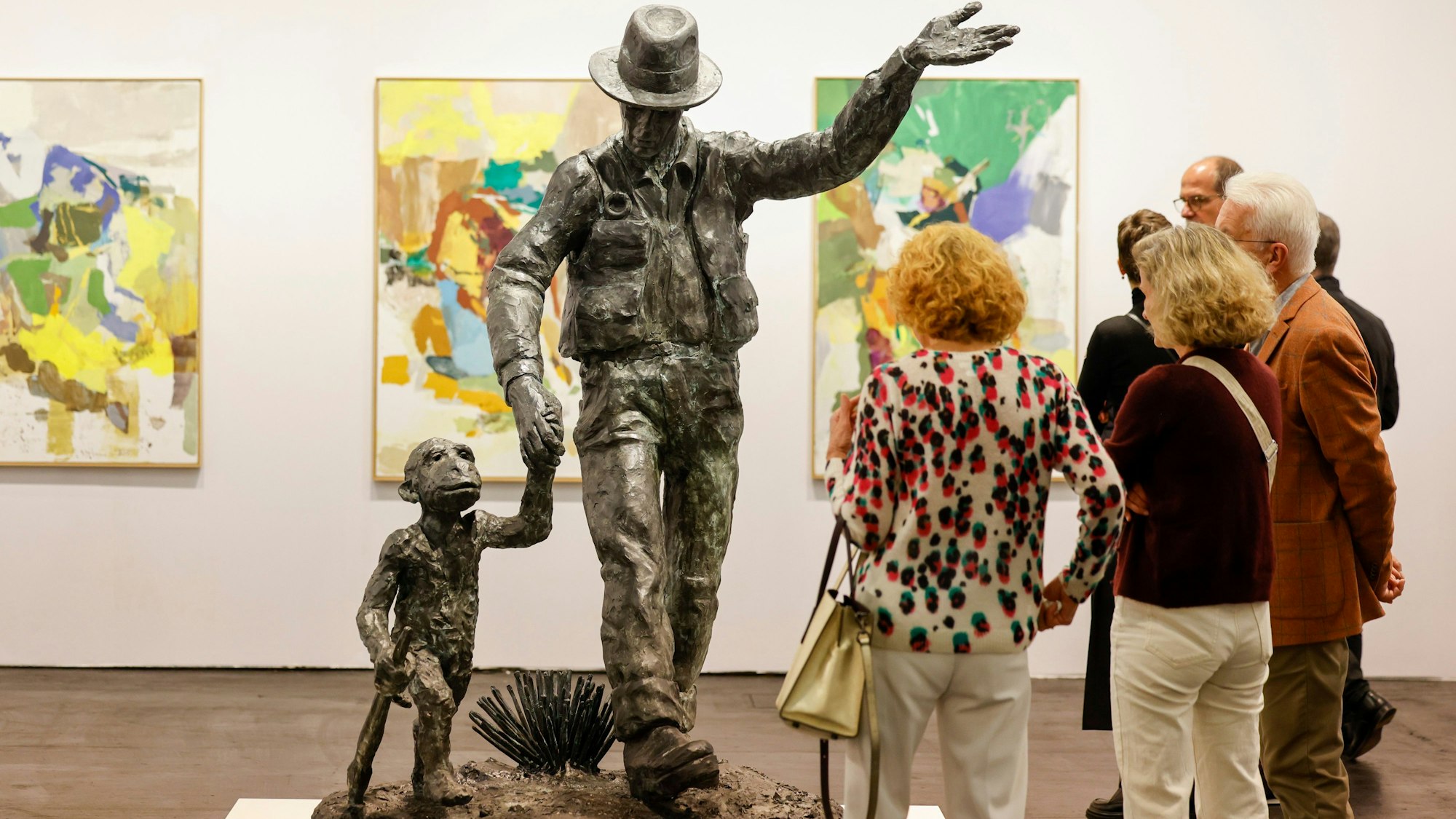 07.11.2024, Nordrhein-Westfalen, Köln: Besucher der Art Cologne Kunstmesse stehen vor einer Skulptur von Jörg Immendorff mit dem Titel: ·Joseph Beuys mit Affe·. Foto: Thomas Banneyer/dpa - ACHTUNG: Nur zur redaktionellen Verwendung im Zusammenhang mit der Berichterstattung und nur mit vollständiger Nennung des vorstehenden Credits +++ dpa-Bildfunk +++