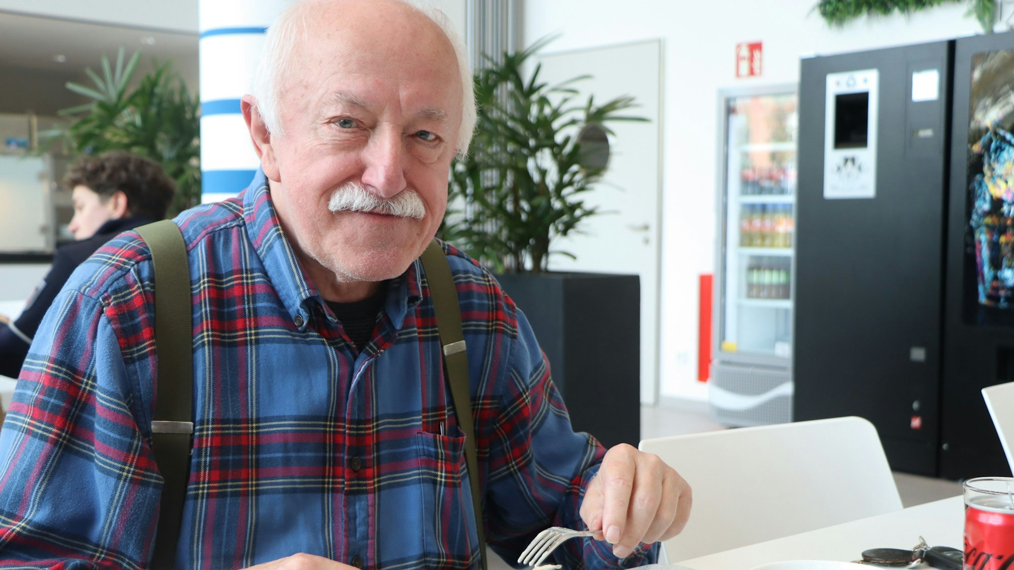Das Bild zeigt Eckhard Pahlke in der Kantine.