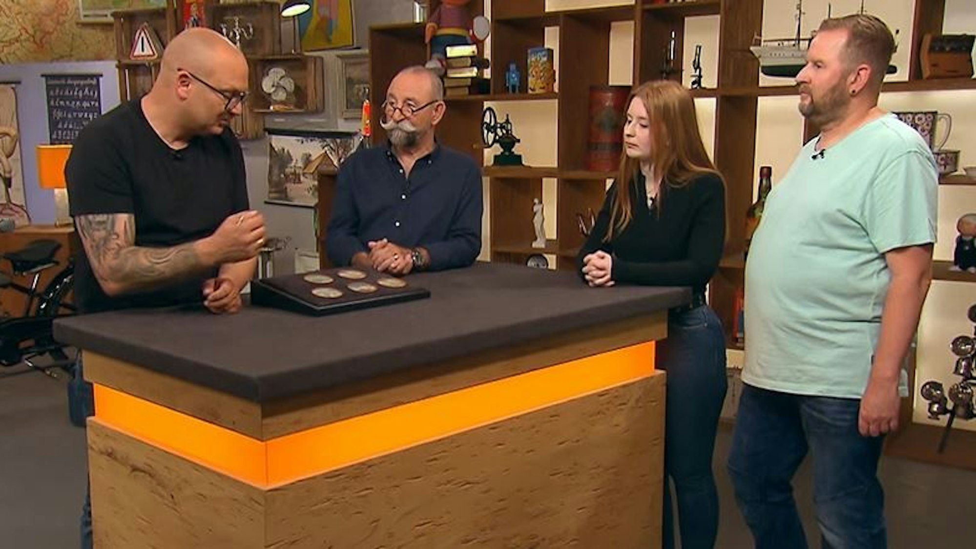 Patrick Köller und Tochter Celina mit Horst Lichter und Sven Deutschmanek bei „Bares für Rares“.