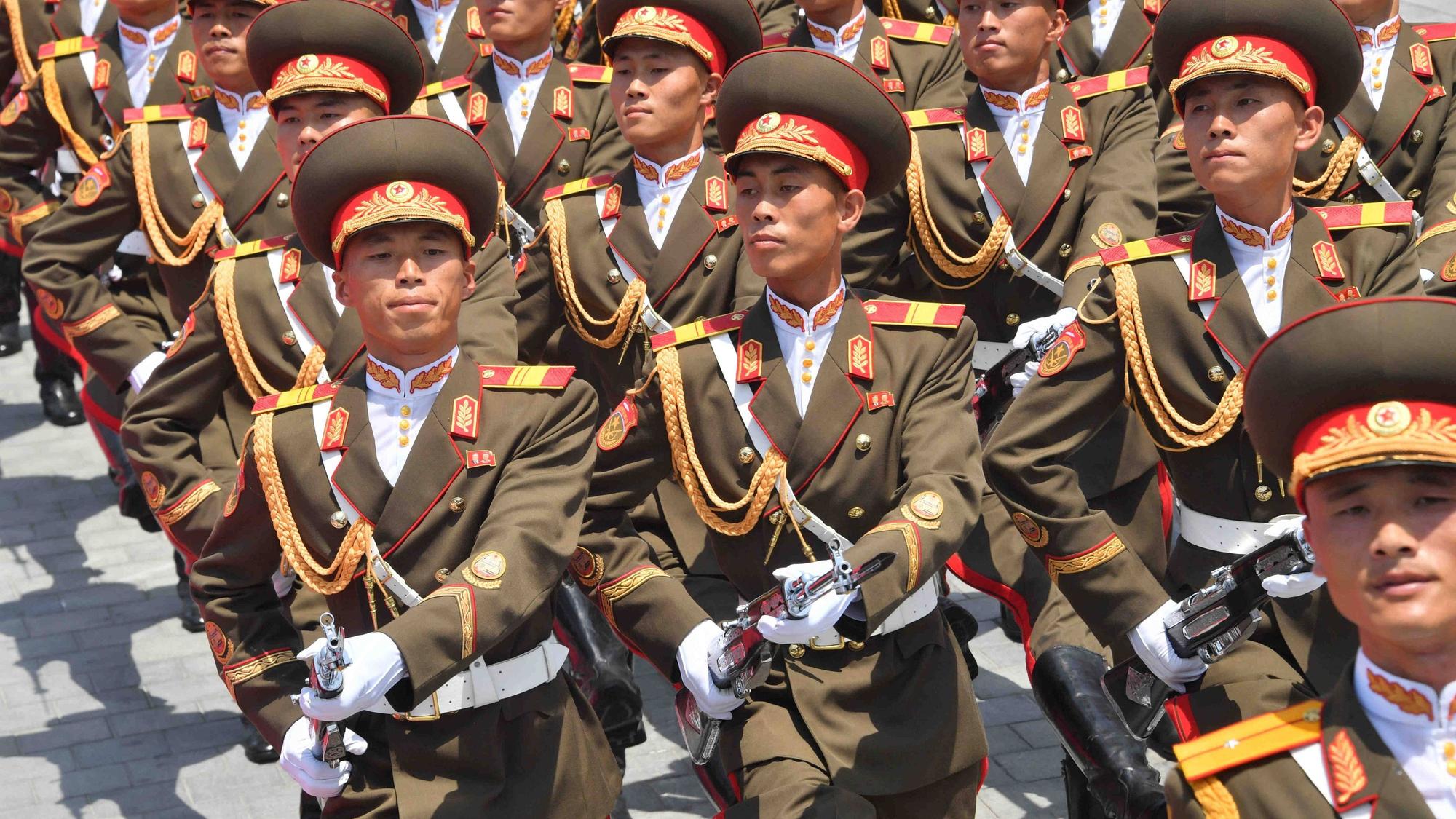 Nordkoreanische Truppen bei einer Parade in Pjöngjang. Mindestens 10.000 Soldaten aus Nordkorea sollen sich in Russland befinden. (Archivbild)