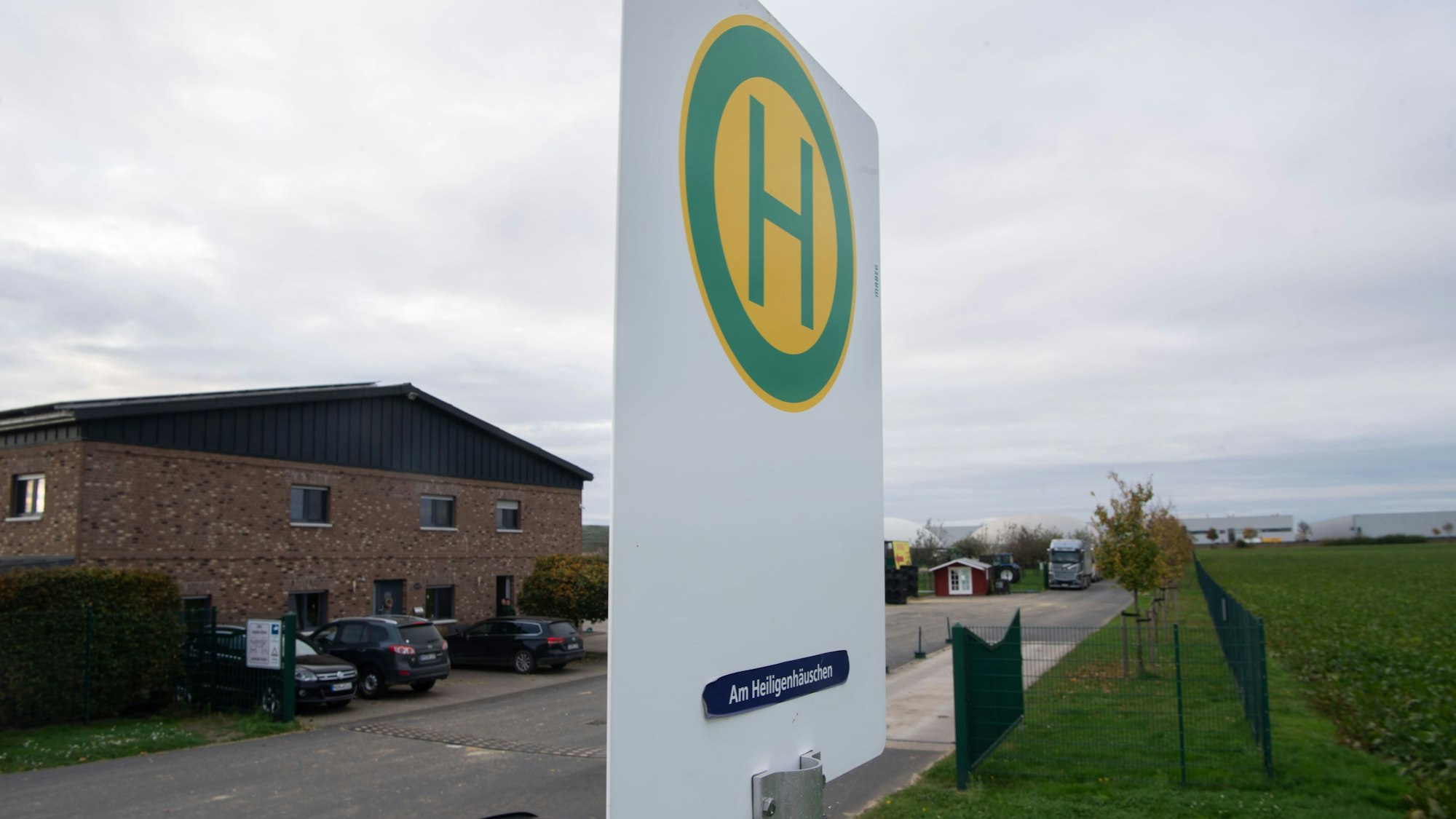 Die Bushaltestelle, irgendwo zwischen Kleinbüllesheim und Dom-Esch, um die herum sich nicht viel befindet, wurde von der SVE extra für eine Familie eingerichtet.