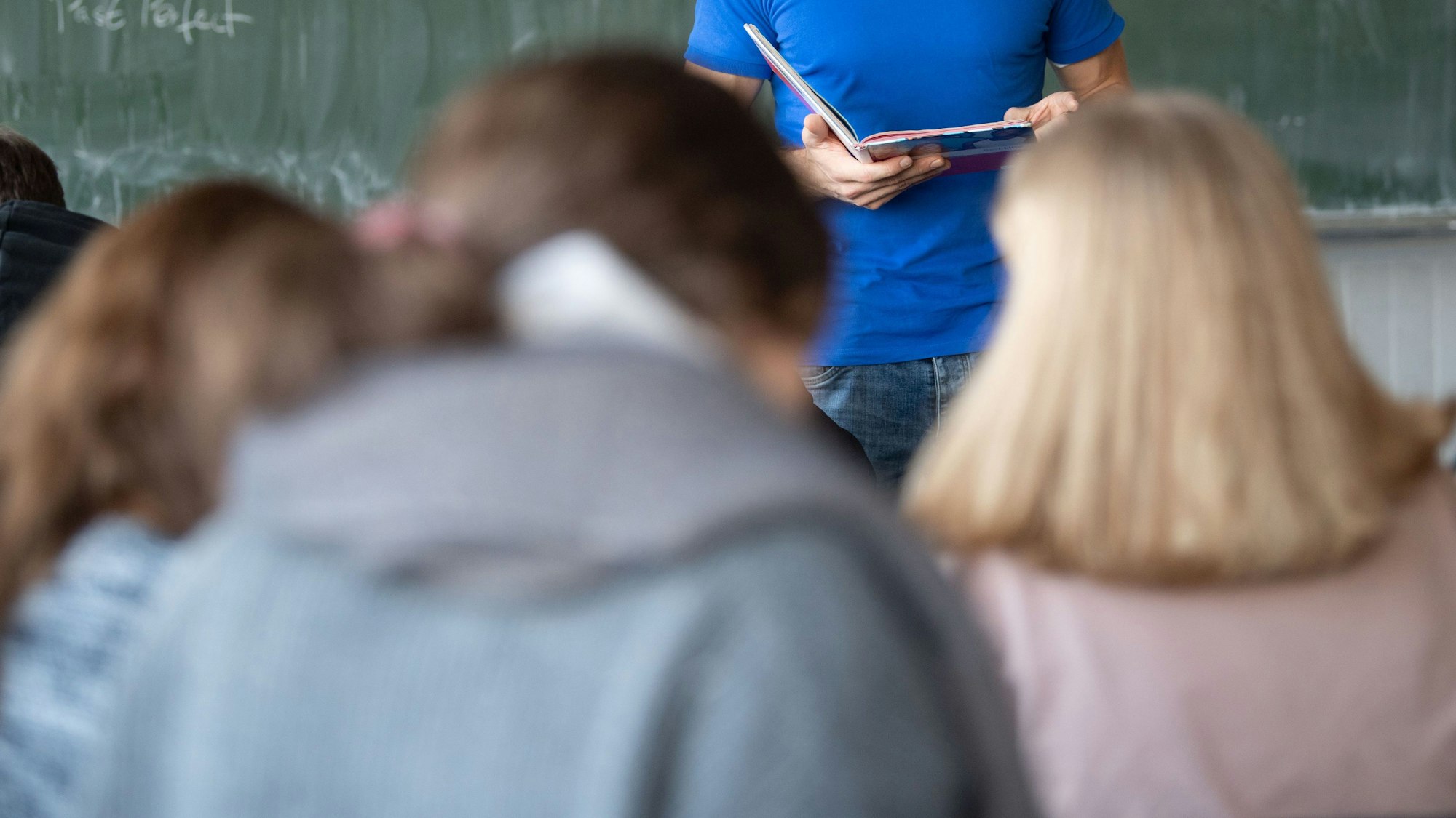 Ein Lehrer unterrichtet in einem Klassenzimmer einer Realschule.
