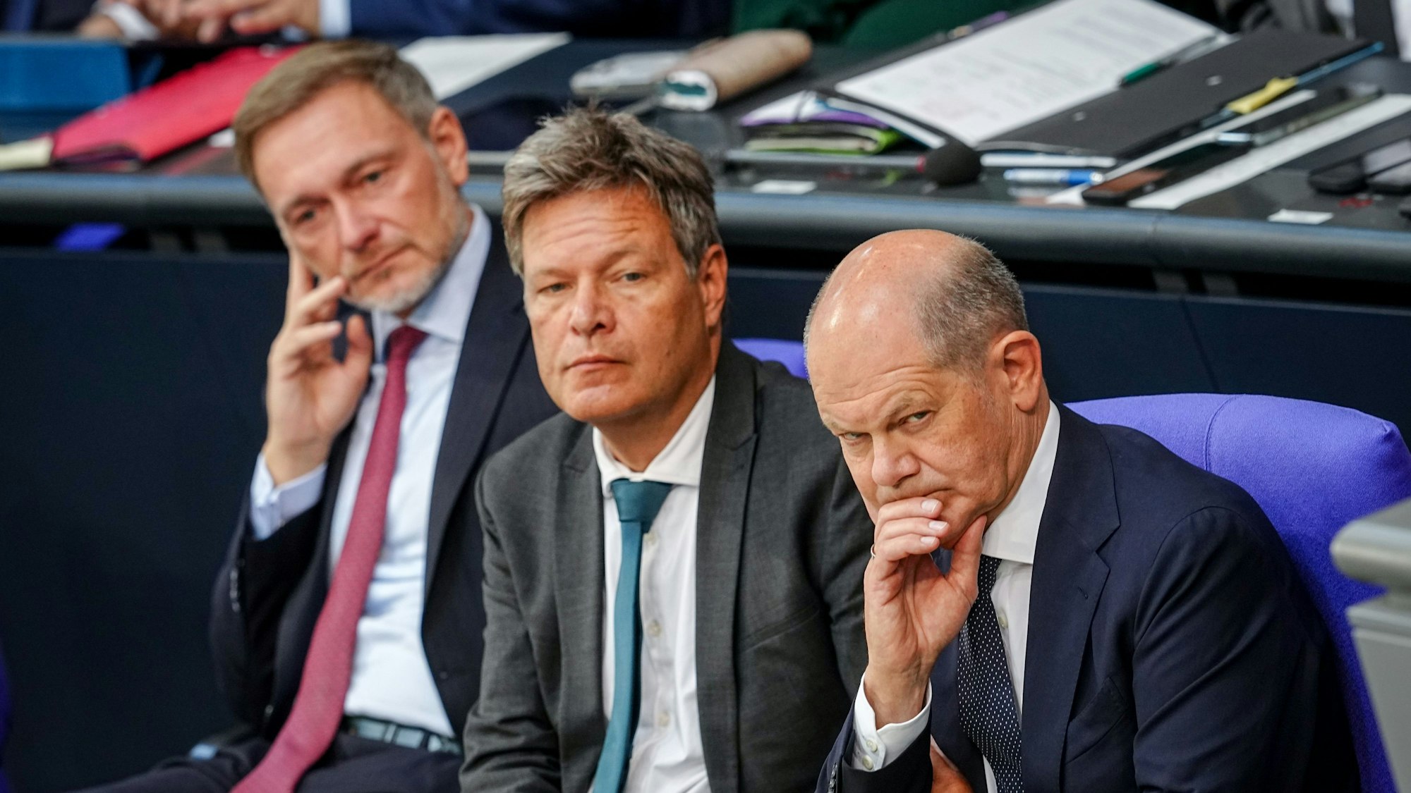 Von links nach rechts sind zu sehen: Christian Lindner (FDP), Robert Habeck (Grüne) und Olaf Scholz (SPD).
