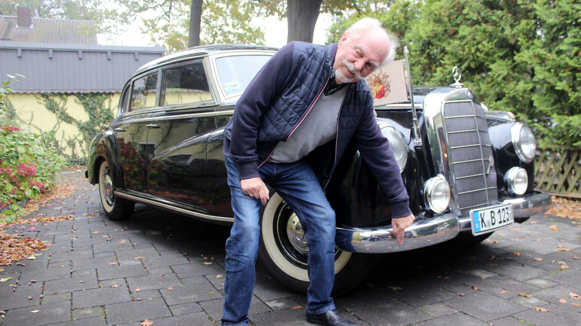 Jost Brodbeck pflegt seinen „Adenauer-Benz“ seit 1963, nur in den 1970er Jahren hinterließ ein Käfer eine kaum sichtbare Delle in der Stoßstange.
