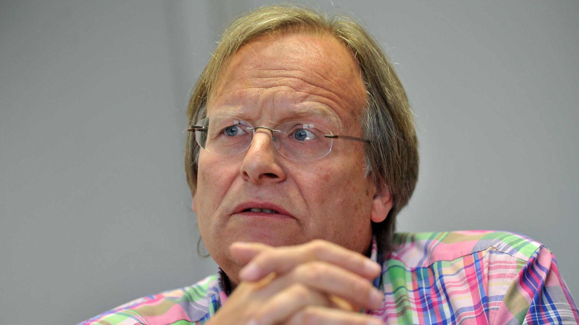 Dietrich Grönemeyer, Arzt und Lehrstuhlinhaber für Radiologie und Mikrotherapie an der Universität Witten/Herdecke, gestikuliert während eines Interviews mit der Nachrichtenagentur dpa in Frankfurt am Main (Foto vom 11.06.2012). Foto: Emily Wabitsch dpa/lhe (zu dpa 0028 vom 19.06.2012) ++ +++ dpa-Bildfunk +++