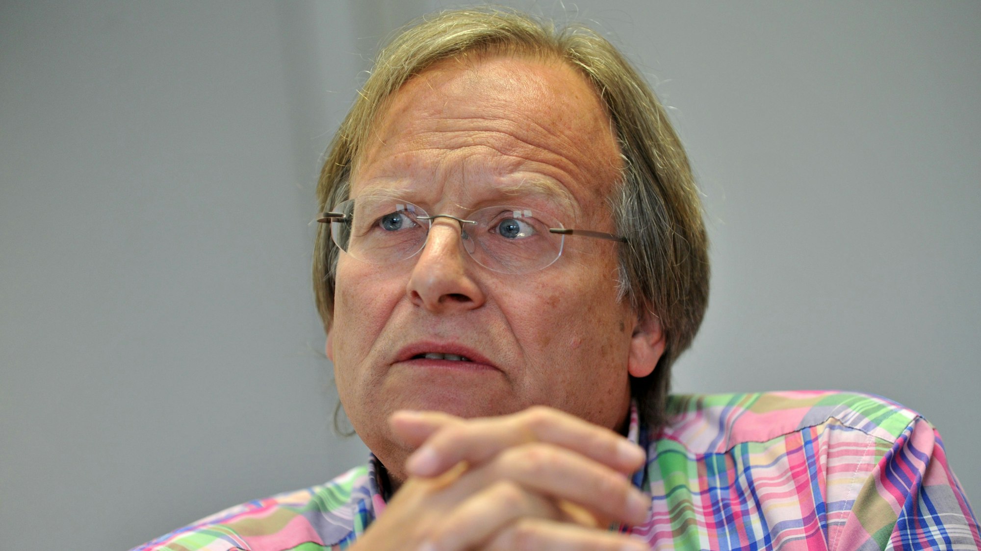 Dietrich Grönemeyer, Arzt und Lehrstuhlinhaber für Radiologie und Mikrotherapie an der Universität Witten/Herdecke, gestikuliert während eines Interviews mit der Nachrichtenagentur dpa in Frankfurt am Main (Foto vom 11.06.2012). Foto: Emily Wabitsch dpa/lhe (zu dpa 0028 vom 19.06.2012) ++ +++ dpa-Bildfunk +++