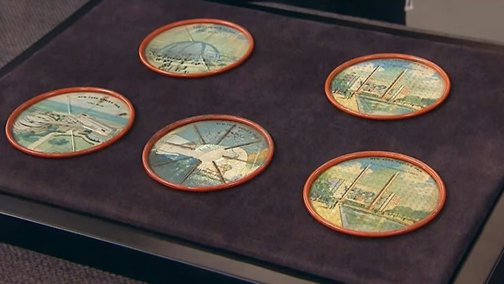 Diese fünf Untersetzer von der Weltausstellung wurden bei „Bares für Rares“ vorgestellt.