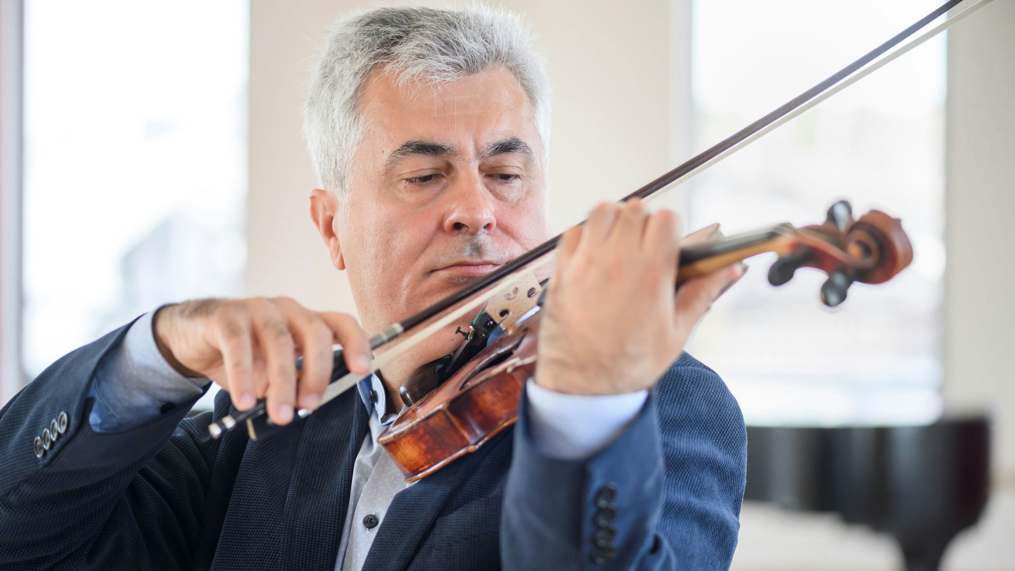 Zu sehen ist Geiger Skerdjano Keraj.