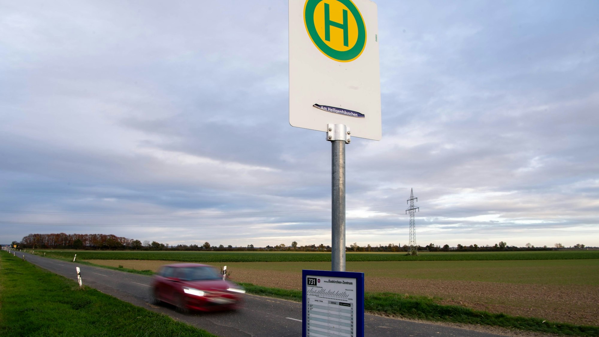 In Kleinbüllesheim, irgendwo zwischen Kleinbüllesheim und Dom-Esch steht die einsamste Bushaltestelle von Euskirchen. Ein Schulkind steigt dort nur ein.