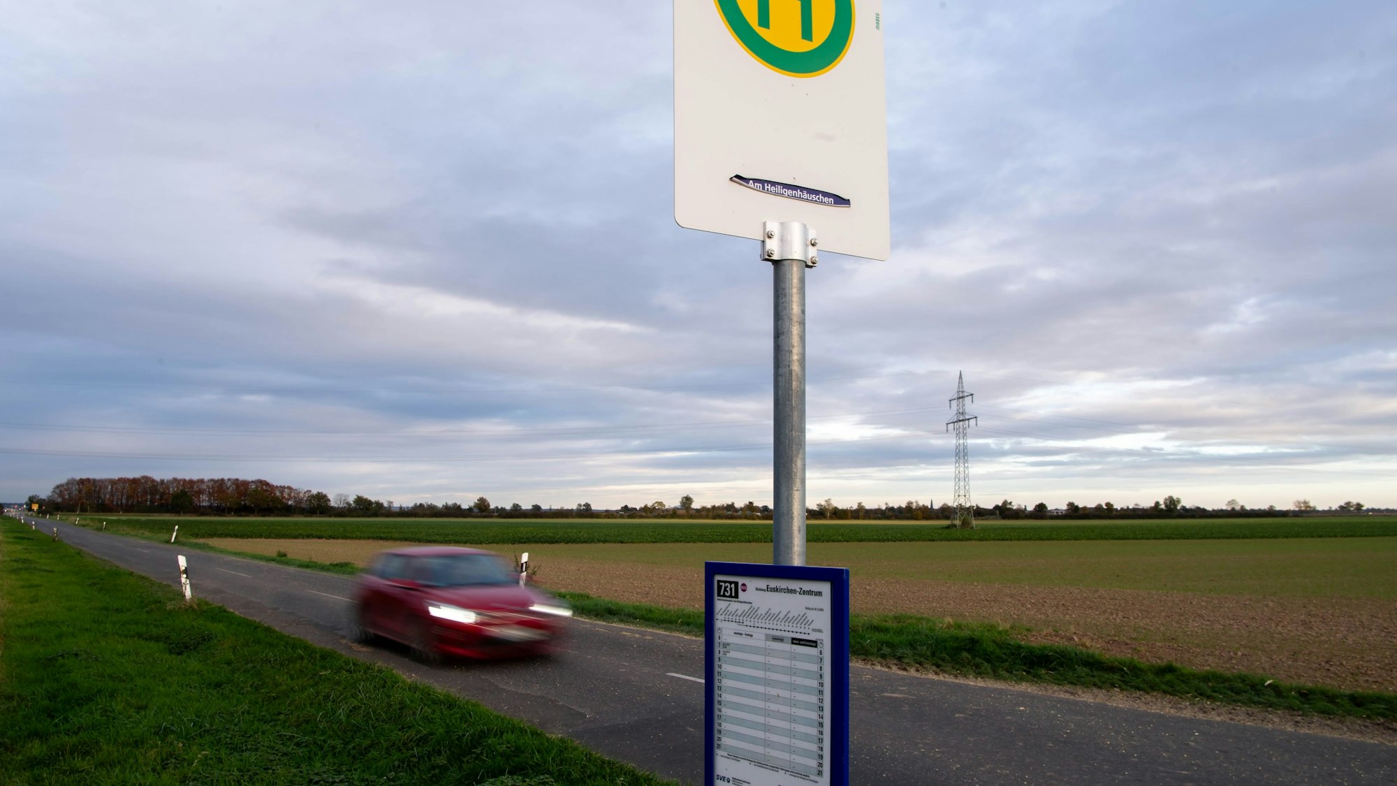 Autos dürfen mit 100 km/h direkt an der Bushaltestelle vorbeifahren.